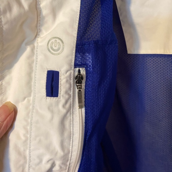 The North Face Rain Jacket. Size M - Picture 4 of 9